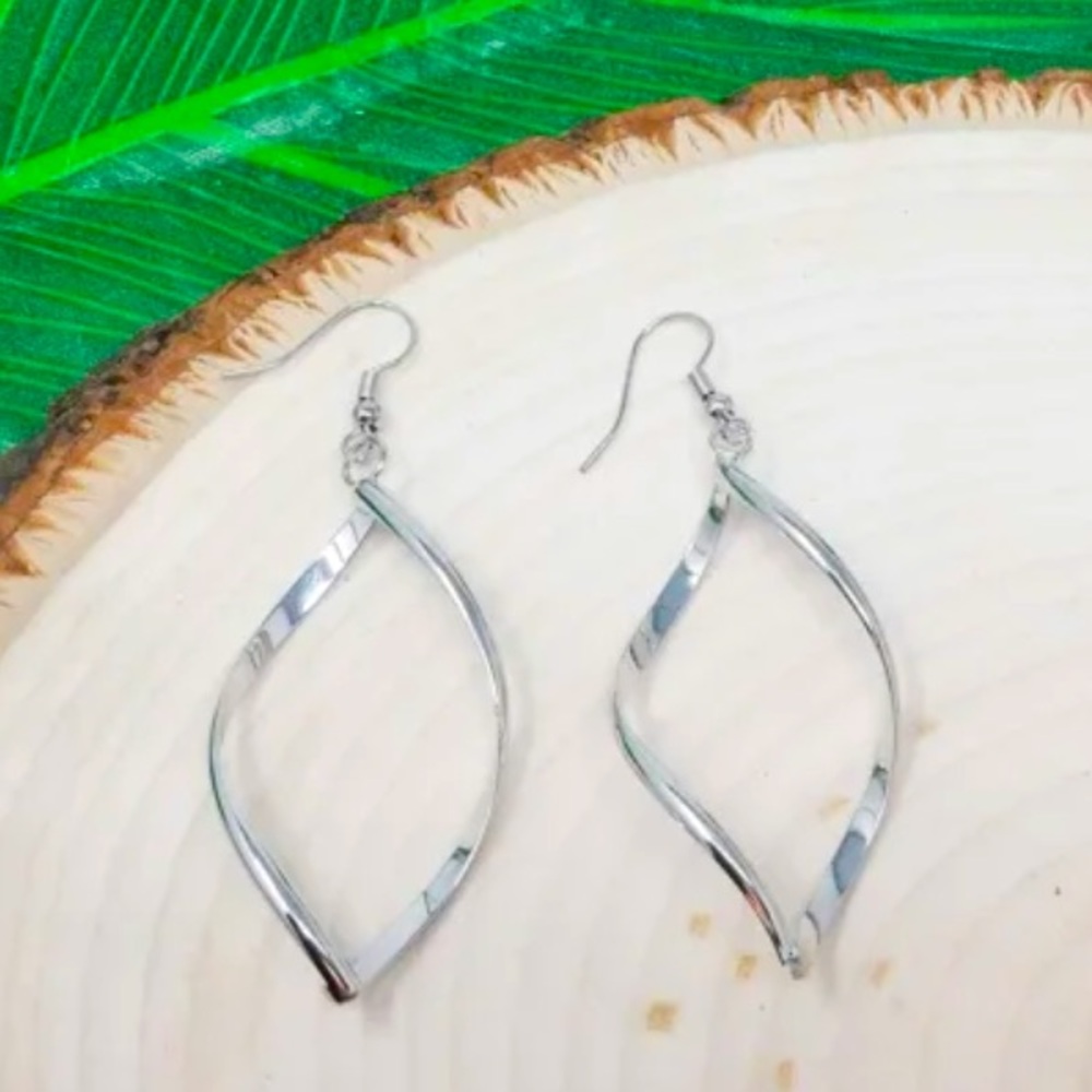 NWT Boutique Platinum Silver Geometric Rhombus Statement Earrings White Gold